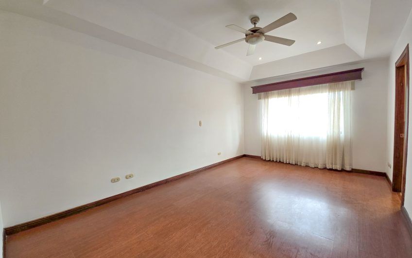 Casa en venta en condominio en Lindora Santa Ana / 4 habitaciones / piscina