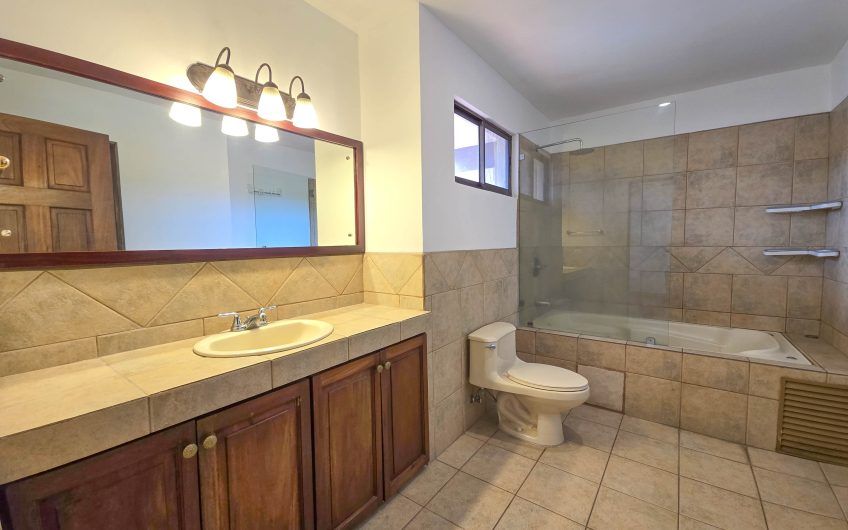 Casa en venta en condominio en Lindora Santa Ana / 4 habitaciones / piscina