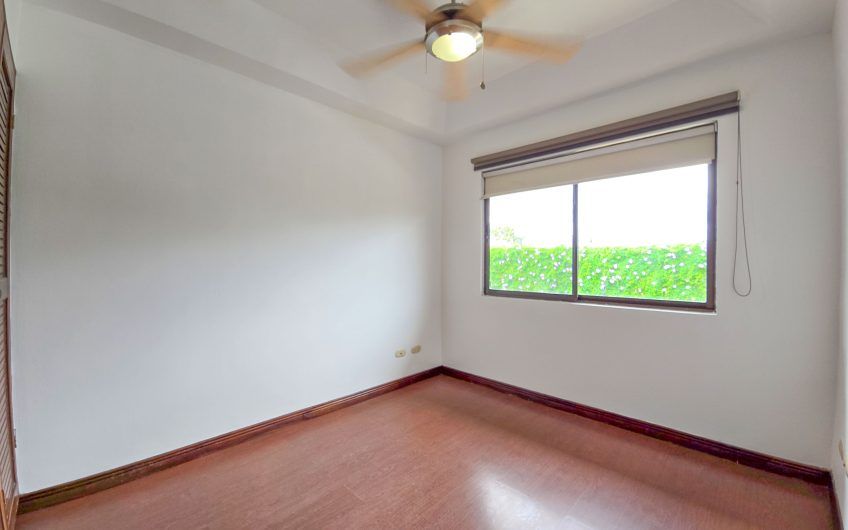 Casa en venta en condominio en Lindora Santa Ana / 4 habitaciones / piscina