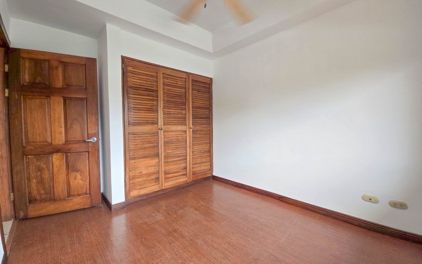 Casa en venta en condominio en Lindora Santa Ana / 4 habitaciones / piscina