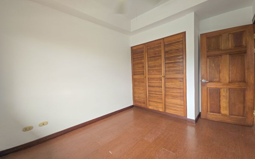 Casa en venta en condominio en Lindora Santa Ana / 4 habitaciones / piscina