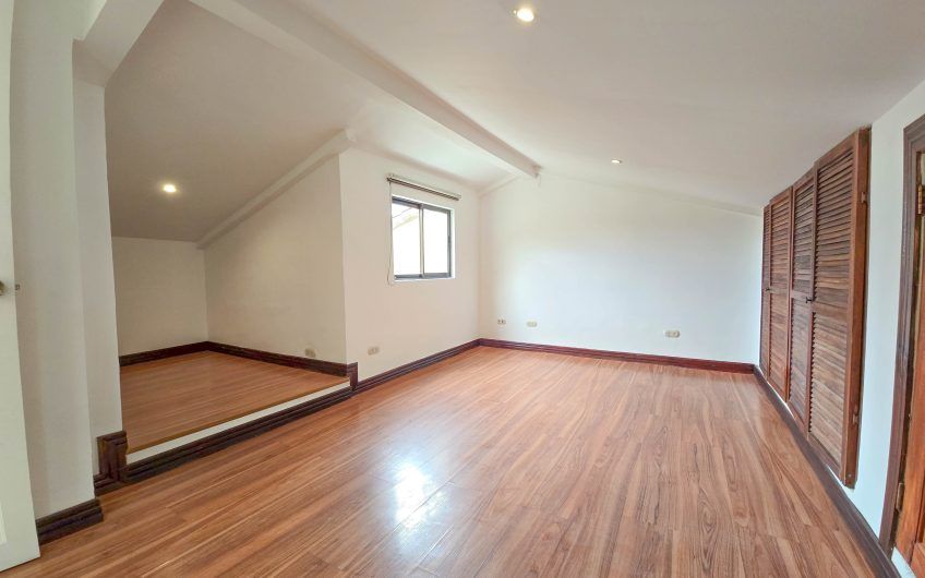 Casa en venta en condominio en Lindora Santa Ana / 4 habitaciones / piscina