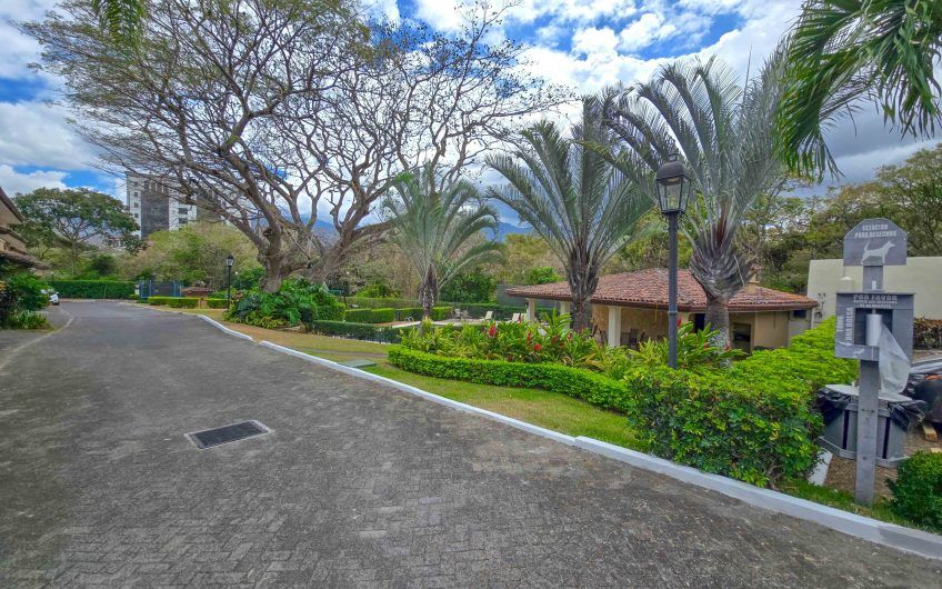 Casa en venta en condominio en Lindora Santa Ana / 4 habitaciones / piscina