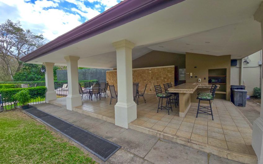 Casa en venta en condominio en Lindora Santa Ana / 4 habitaciones / piscina