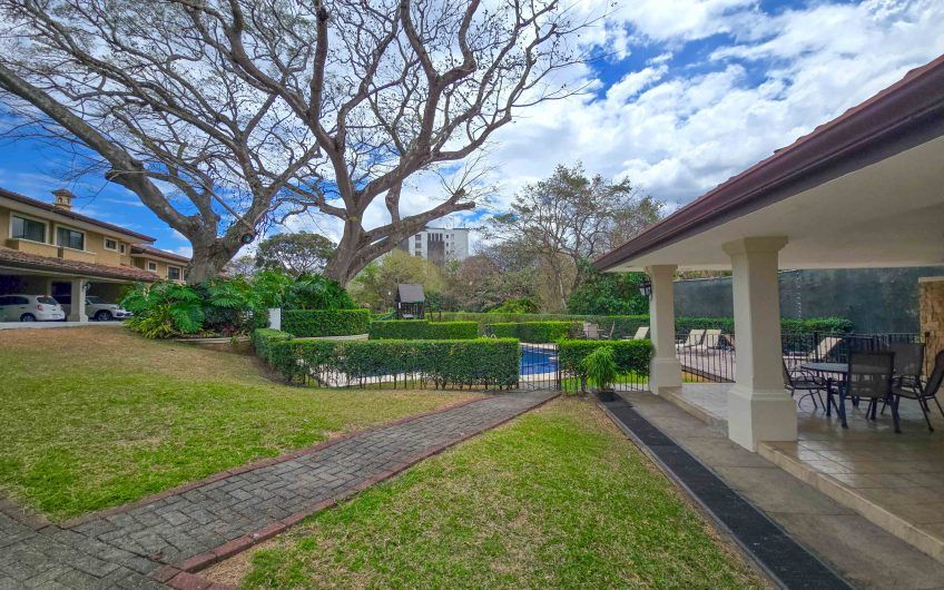 Casa en venta en condominio en Lindora Santa Ana / 4 habitaciones / piscina