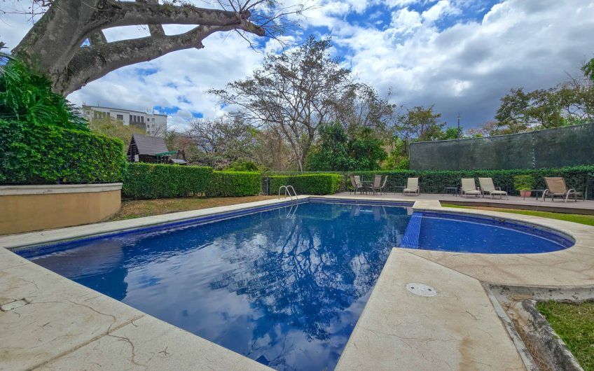 Casa en venta en condominio en Lindora Santa Ana / 4 habitaciones / piscina