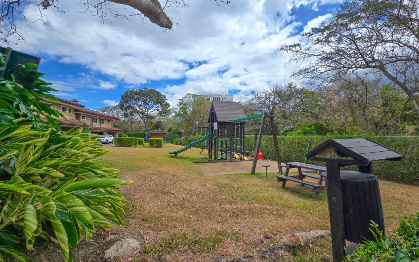 Casa en venta en condominio en Lindora Santa Ana / 4 habitaciones / piscina