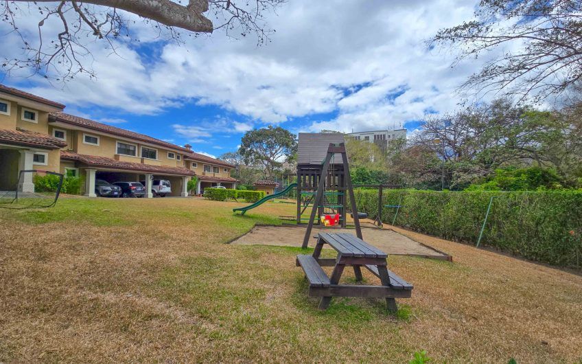 Casa en venta en condominio en Lindora Santa Ana / 4 habitaciones / piscina