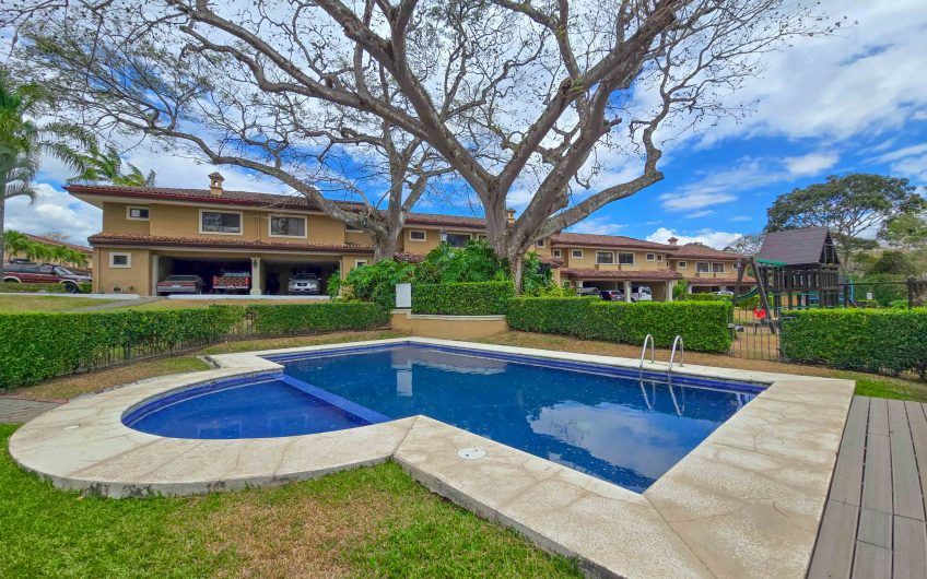 Casa en venta en condominio en Lindora Santa Ana / 4 habitaciones / piscina