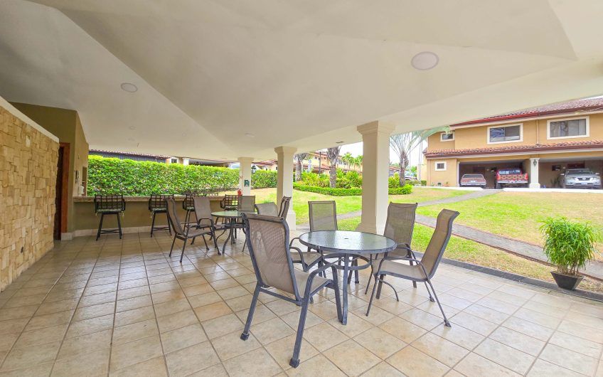 Casa en venta en condominio en Lindora Santa Ana / 4 habitaciones / piscina