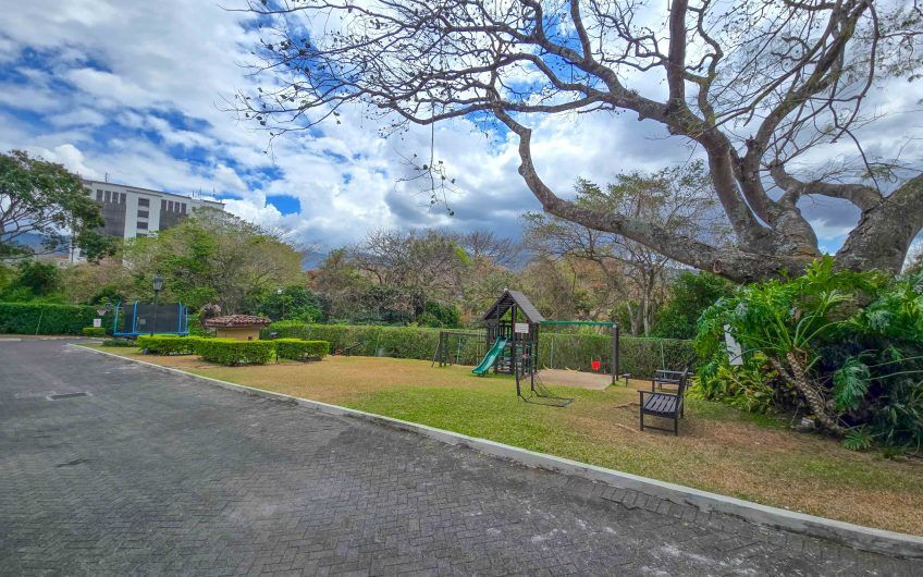 Casa en venta en condominio en Lindora Santa Ana / 4 habitaciones / piscina