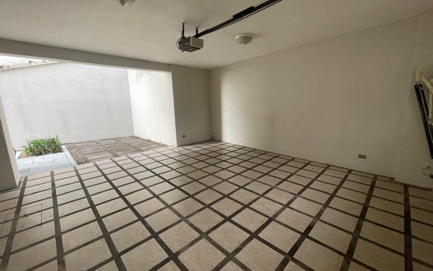 Villa Real Santa Ana! Condo de Un Nivel con full vistas