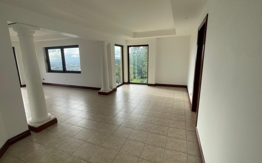 Villa Real Santa Ana! Condo de Un Nivel con full vistas