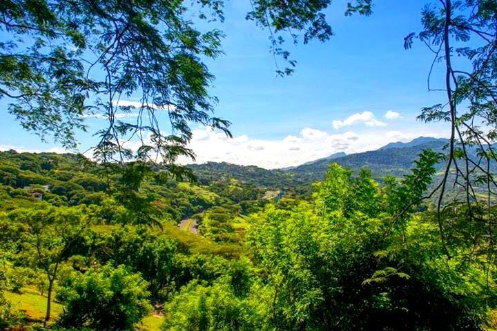 Villa Real Santa Ana! Condo de Un Nivel con full vistas