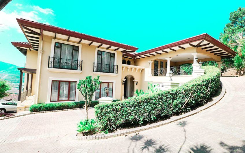 Villa Real Santa Ana! Condo de Un Nivel con full vistas