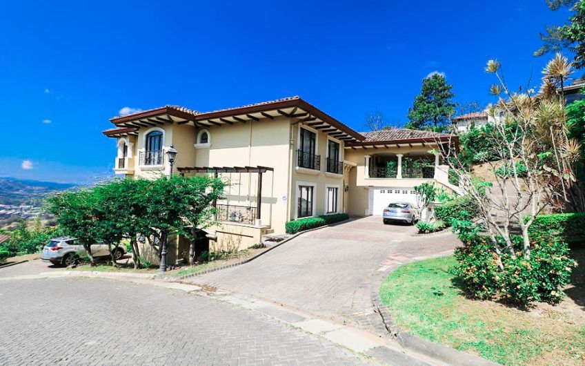 Villa Real Santa Ana! Condo de Un Nivel con full vistas