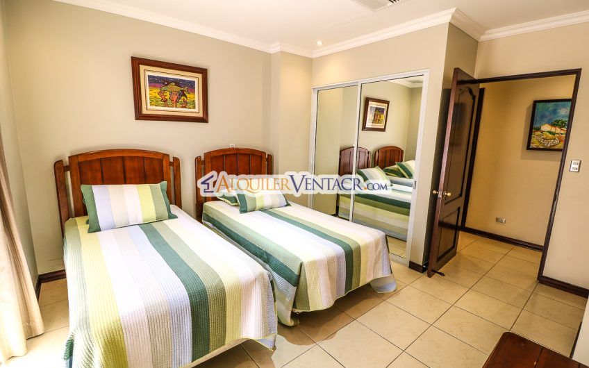 Penthouse amueblado de 2 habit. en San Rafael Escazú