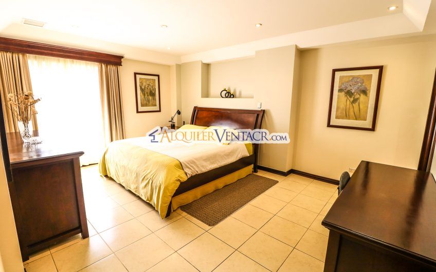 Penthouse amueblado de 2 habit. en San Rafael Escazú