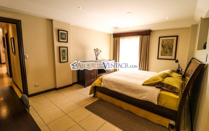 Penthouse amueblado de 2 habit. en San Rafael Escazú