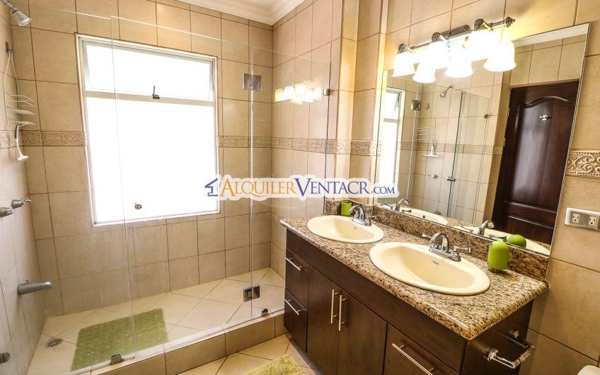 Penthouse amueblado de 2 habit. en San Rafael Escazú