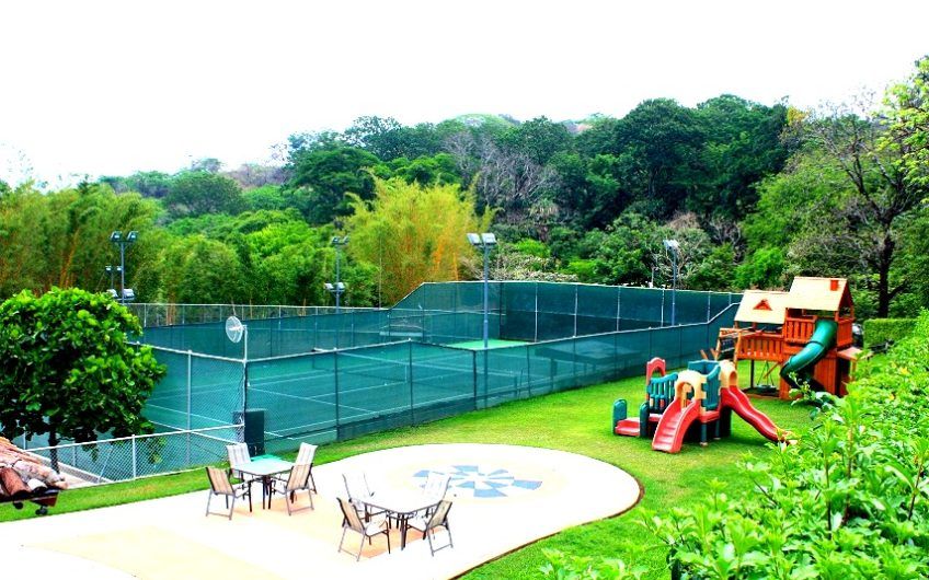 Villa Real Santa Ana! Condo de Un Nivel con full vistas