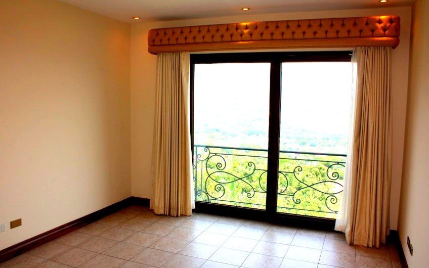 Villa Real Santa Ana! Condo de Un Nivel con full vistas