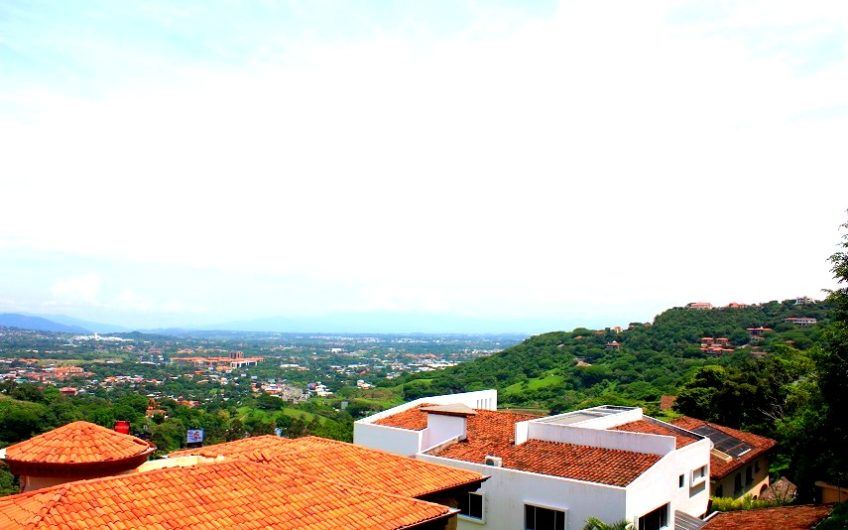 Villa Real Santa Ana! Condo de Un Nivel con full vistas