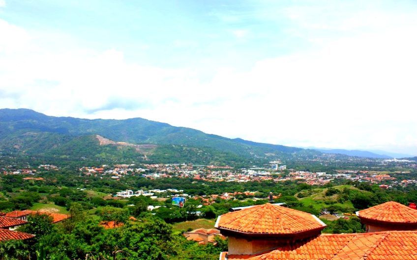 Villa Real Santa Ana! Condo de Un Nivel con full vistas