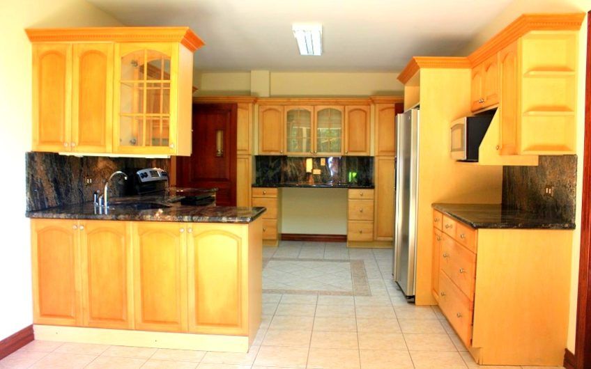 Villa Real Santa Ana! Condo de Un Nivel con full vistas