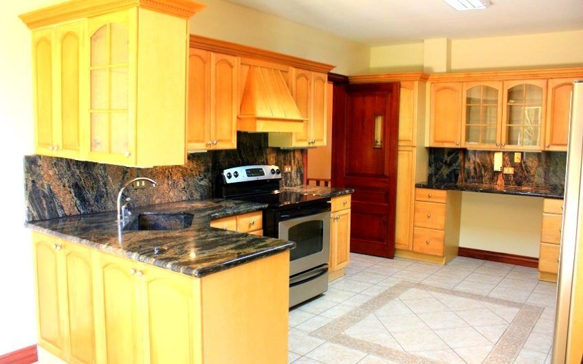 Villa Real Santa Ana! Condo de Un Nivel con full vistas