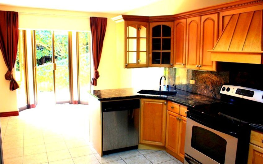 Villa Real Santa Ana! Condo de Un Nivel con full vistas