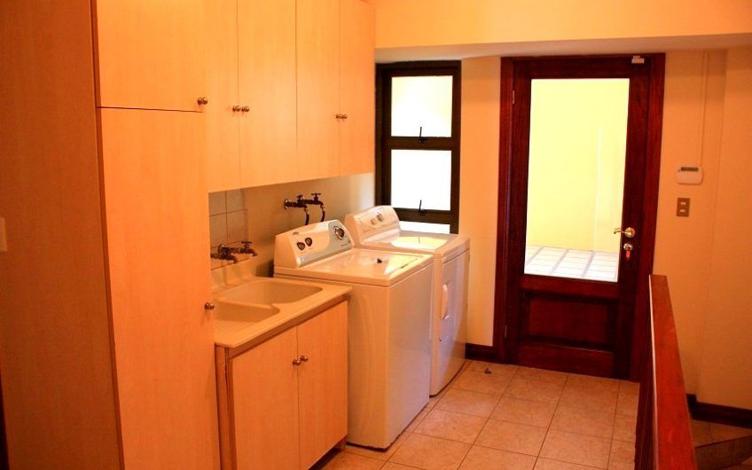 Villa Real Santa Ana! Condo de Un Nivel con full vistas