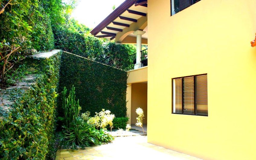 Villa Real Santa Ana! Condo de Un Nivel con full vistas