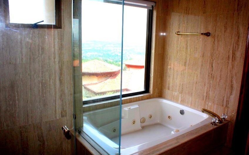 Villa Real Santa Ana! Condo de Un Nivel con full vistas