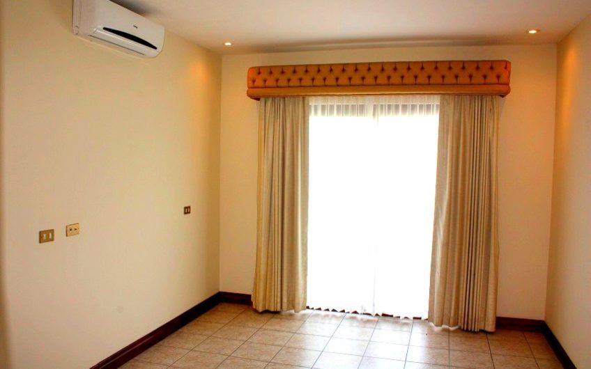 Villa Real Santa Ana! Condo de Un Nivel con full vistas